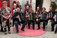 Jämsän Soimannien harmonikat (joht. Suvi Säyrylä) ja laulusolisti Marjatta Kallioinen